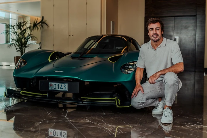 Fernando Alonso stupisce insieme alla nuova Aston Martin Valkyrie