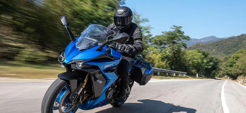 Suzuki RidePlus: 800 € di bonus acquistando le GSX-S1000GT e V-Strom 1050DE