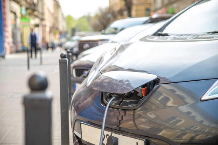 Auto elettrica in difficoltà: 3 su 10 pronti a tornare all'endotermico