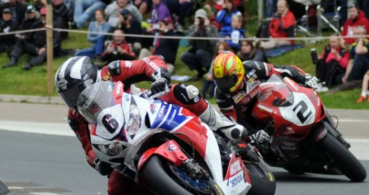 TT 2013: Michael Dunlop vince la prima gara Superbike, McGuinness firma il nuovo record