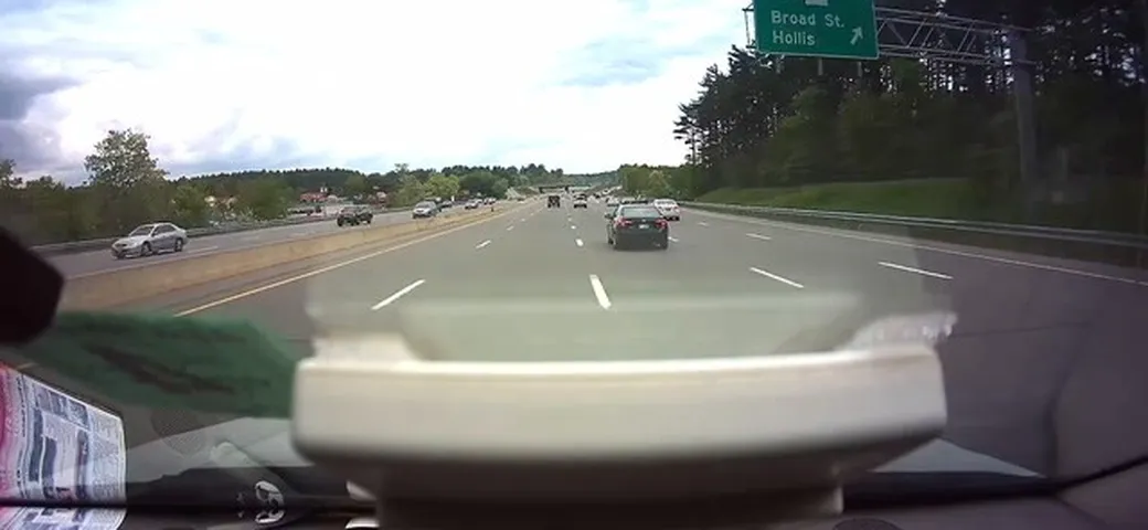 Il cofano si apre in autostrada