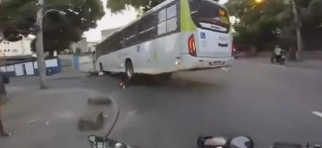 Con la moto sotto il bus in Brasile [Video]