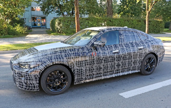 Nuova BMW Serie 4 Gran Coupè: foto spia su strada