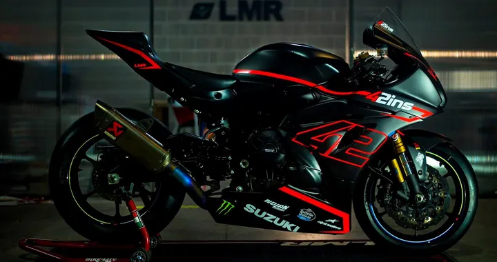 Alex Rins veste di nero e arancio la sua Suzuki GSX-R1000R
