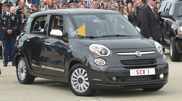 La Fiat 500L del Papa all'asta per beneficenza