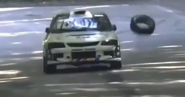 Mitsubishi Lancer Evo perde una ruota ma continua la sua corsa [Video]