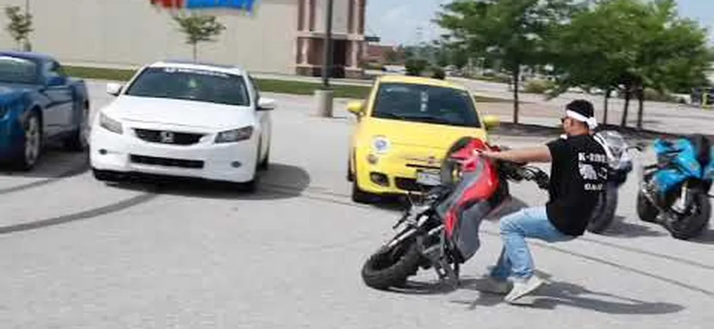 Impennata in moto con scenografica caduta [Video]