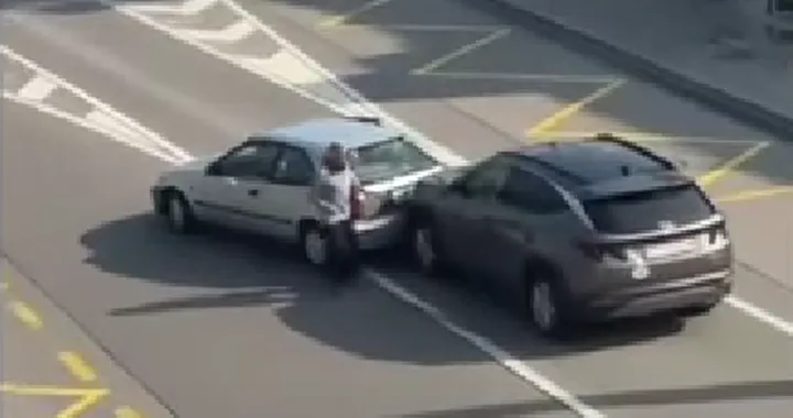 Tampona e sperona l'auto davanti, ma la fuga è a dir poco ridicola