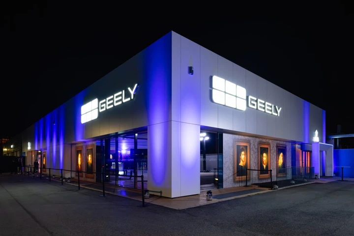 Geely inaugura a Roma il suo flagship showroom