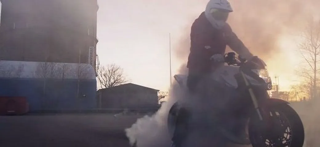 Burnout fino a far scoppiare la gomma [Video]