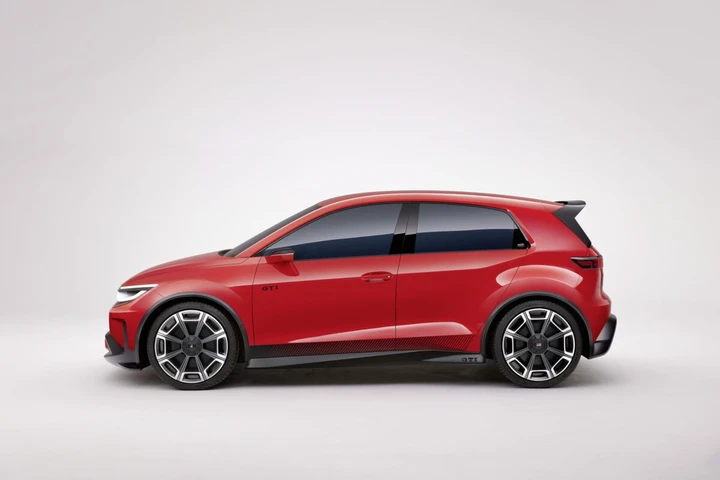 Volkswagen rinvia la Golf elettrica, perché il debutto slitta