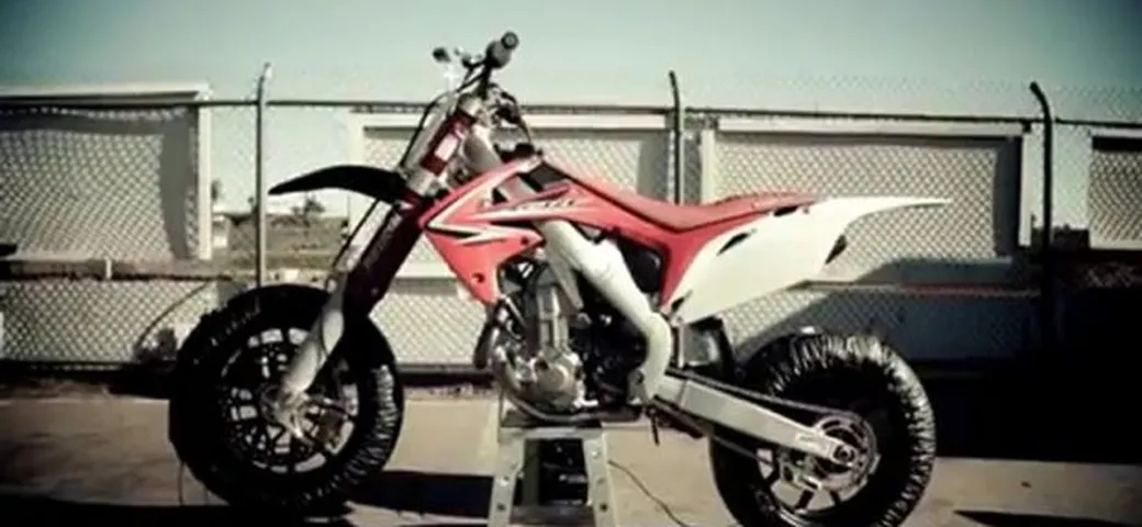 Max Biaggi riflette sulla sua carriera in un video