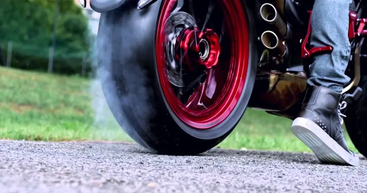 Introducing the Lewis Hamilton &amp; MV Agusta Dragster RR