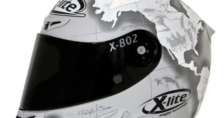 Carlos Checa festeggia il titolo (e il compleanno!) con un casco celebrativo