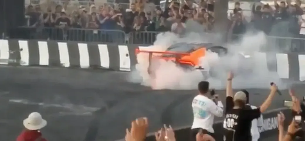 Lamborghini Huracán torturata contro un muro tra le fiamme [Video]