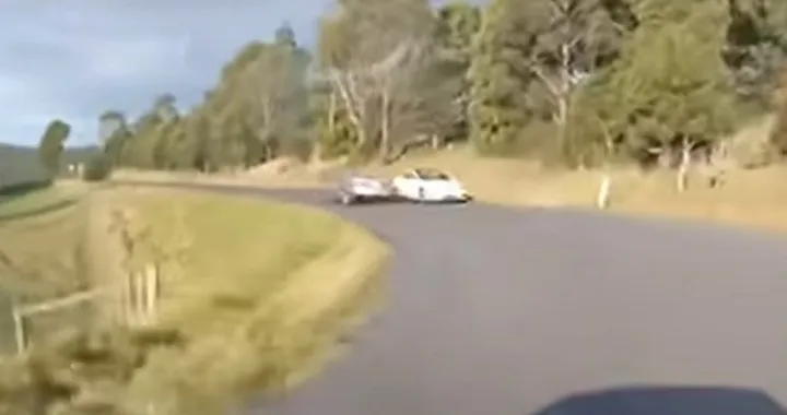 Una Toyota Camry rischia il contatto e cade nella scarpata [Video]