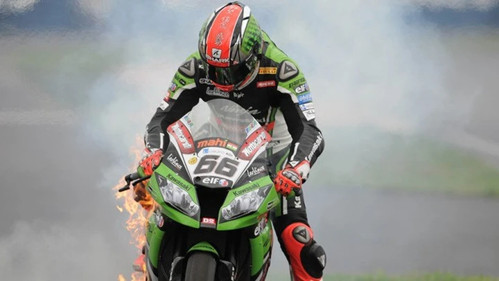 Superbike: la Kawasaki di Sykes in fiamme | foto sequenza