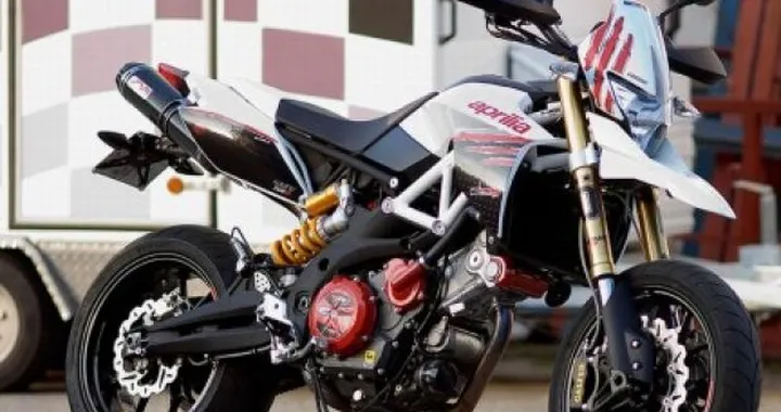 Consegnata la prima Aprilia Dorsoduro R by V2Racing