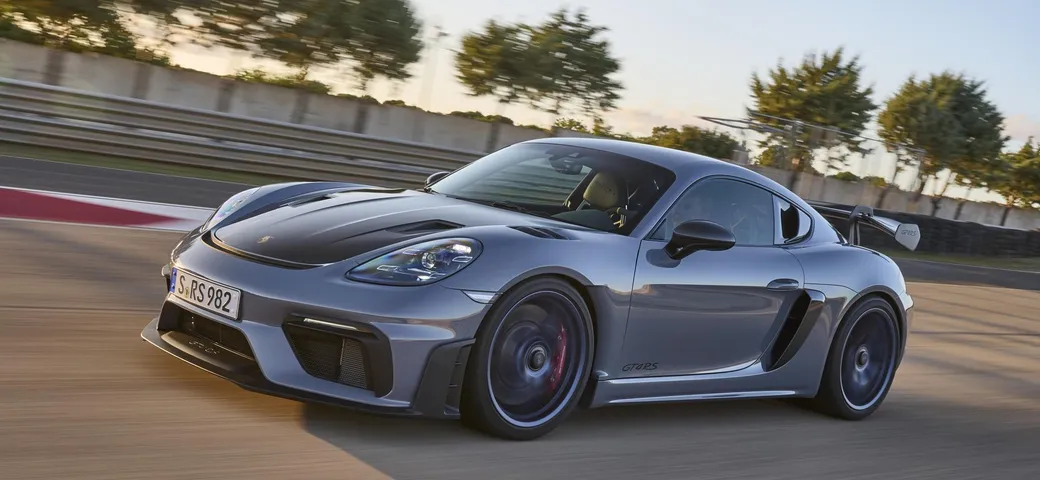 Porsche 718 Cayman GT4 RS: novità, interni, motore, prestazioni