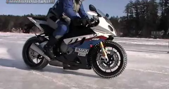 S1000RR on Ice - MAX BMW