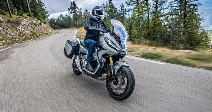 Honda X-ADV 2021: nuovo look e diversi aggiornamenti al motore