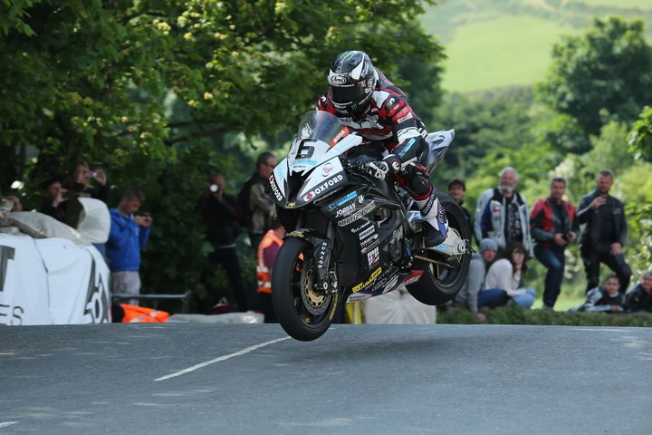 TT2016, dominio di Dunlop nella Superbike Race. 133 mph: è  record