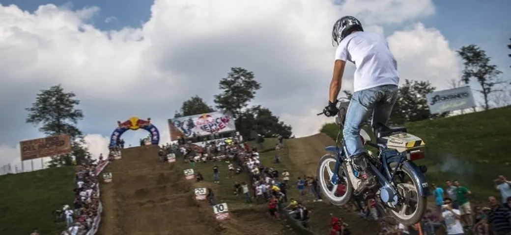 Red Bull Epic Rise 2015: la gara di motorini più pazza d'Italia