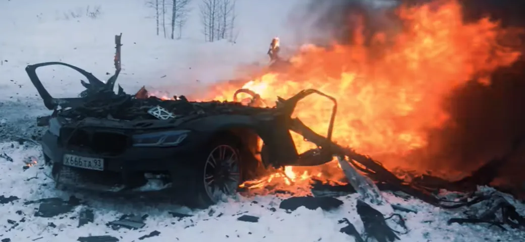 Fa esplodere una BMW M5 Competition in onore dell'amico morto [Video]