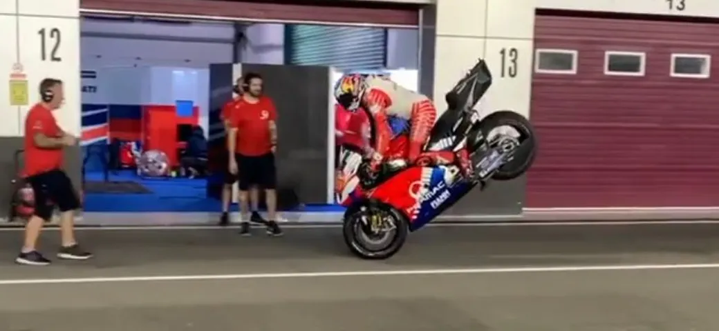 Miller come Razgatlioglu: rientro ai box in stoppie a Losail [Video]