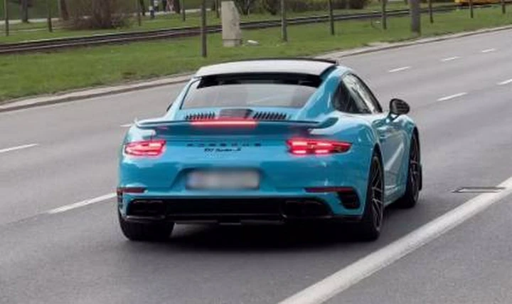 Con la Porsche 911 Turbo vuole partire a razzo, ma scatta come una formica | Video