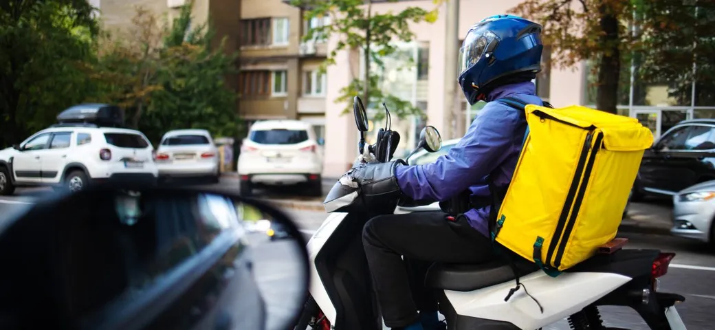 Postina in scooter cade per una buca e viene multata: perché?