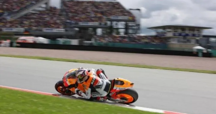 MotoGP: Pedrosa punta alla vittoria a Donington, Dovizioso carico