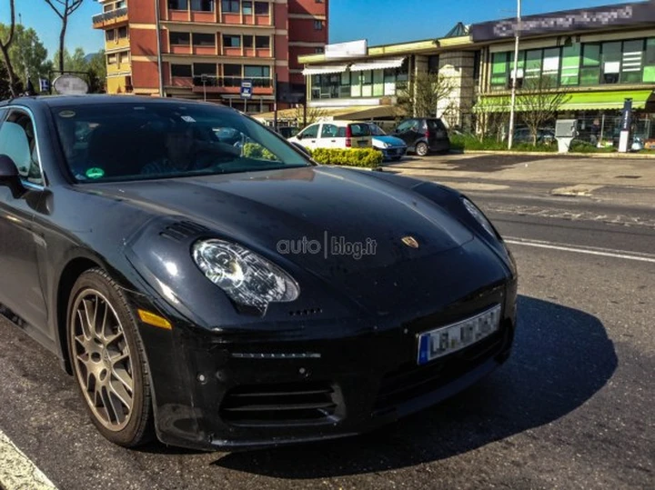 Porsche Panamera: Foto spia di un misterioso prototipo
