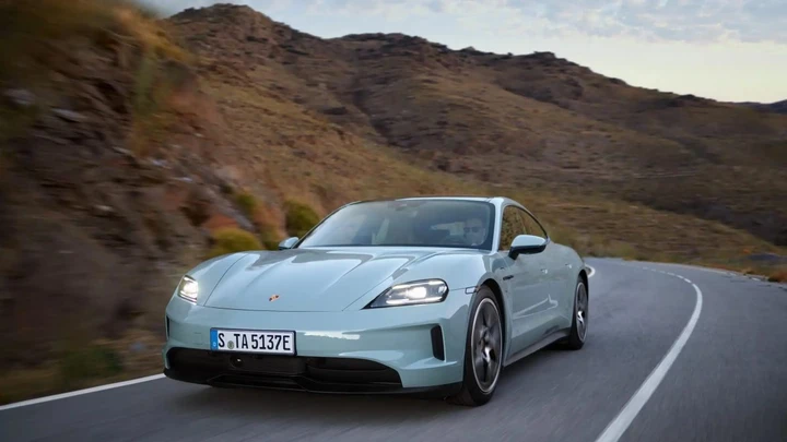 Porsche Taycan batte 24 concorrenti: è ancora l'elettrica dell'anno