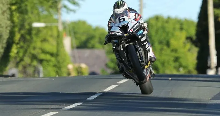 TT 2016, acuto di Michael Dunlop in SBK. Polemiche per la Honda MotoGP