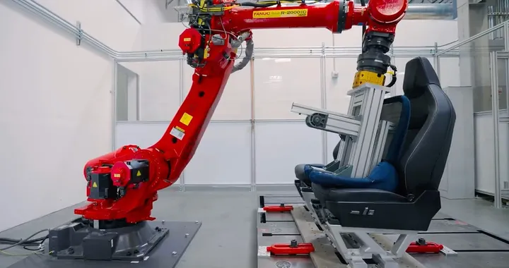 Tesla mostra in un video i sedili di Cybertruck