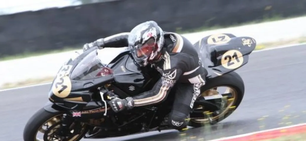 Scatto in Corsa: Suzuki GSX-R 750 John Player Special Edition