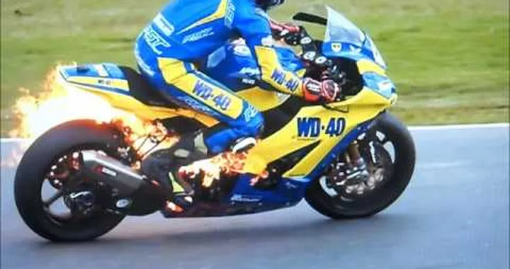 British SuperBikes: a fuoco la Kawasaki di Taylor Mackenzie