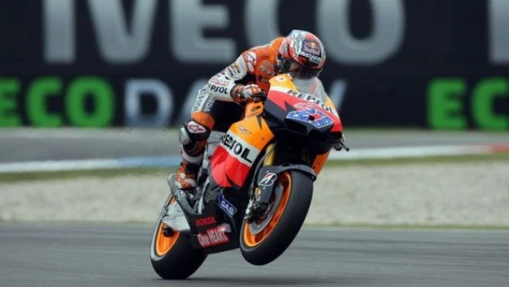 MotoGP: Casey Stoner conquista la pole in 20 minuti al Mugello, Spies e Simoncelli in prima fila. Valentino Rossi 12°