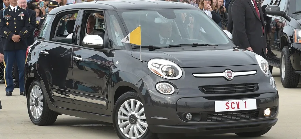 La Fiat 500L del Papa all'asta per beneficenza