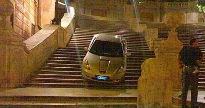 In auto sulle scale di Trinità dei Monti