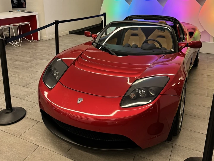 Tesla Roadster, Sam Altman annulla la prenotazione dopo 7 anni