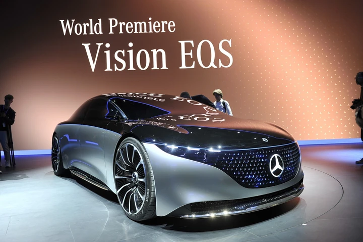 La Mercedes Vision EQS debutta a Francoforte con 700 km di autonomia