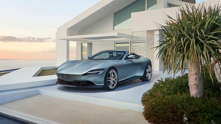 Ferrari Roma Spider, è pronta per l'estate