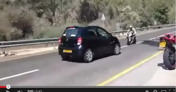 Incidente frontale tra auto e moto