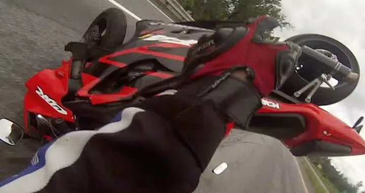Cadere a 180 km/h in moto e poterlo raccontare