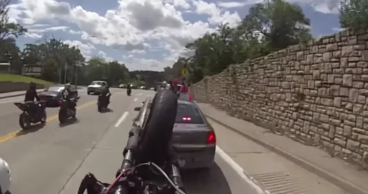 Motociclista impenna... contro l'auto della polizia!