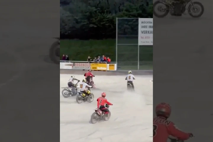 Calcetto o giro in moto? Entrambi, grazie! Ecco il video virale