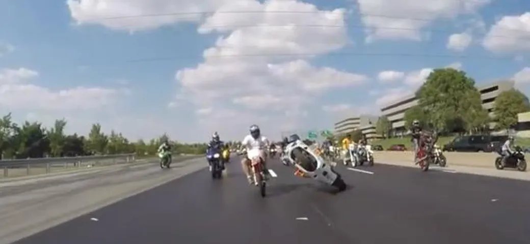 Incidente in moto spaventoso per l'acrobata spericolato [Video]