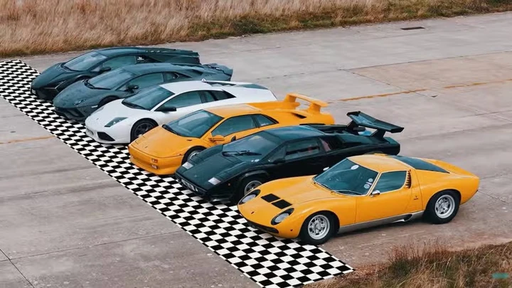 Lamborghini, sei generazioni di V12 una contro l'altra: dalla Miura alla Revuelto